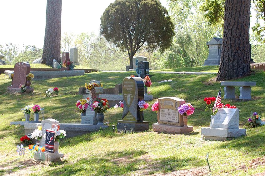 Ideas for Creating a Display at a Loved One's Grave Site